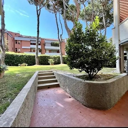Bellissimo Piano Terra Con Ingresso Indipendente E Parcheggio Privato *