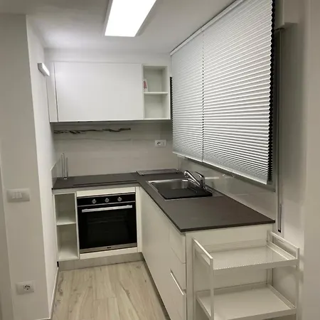 Bellissimo Piano Terra Con Ingresso Indipendente E Parcheggio Privato *