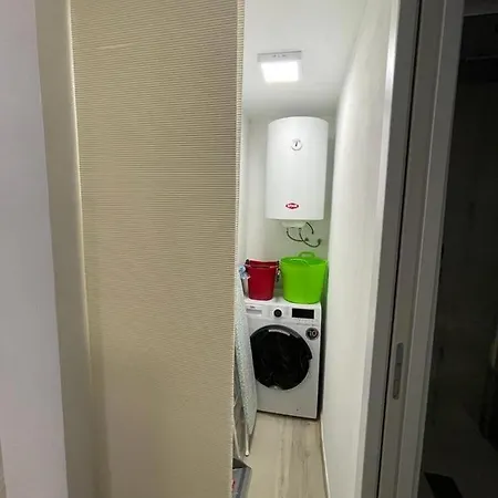 Bellissimo Piano Terra Con Ingresso Indipendente E Parcheggio Privato *
